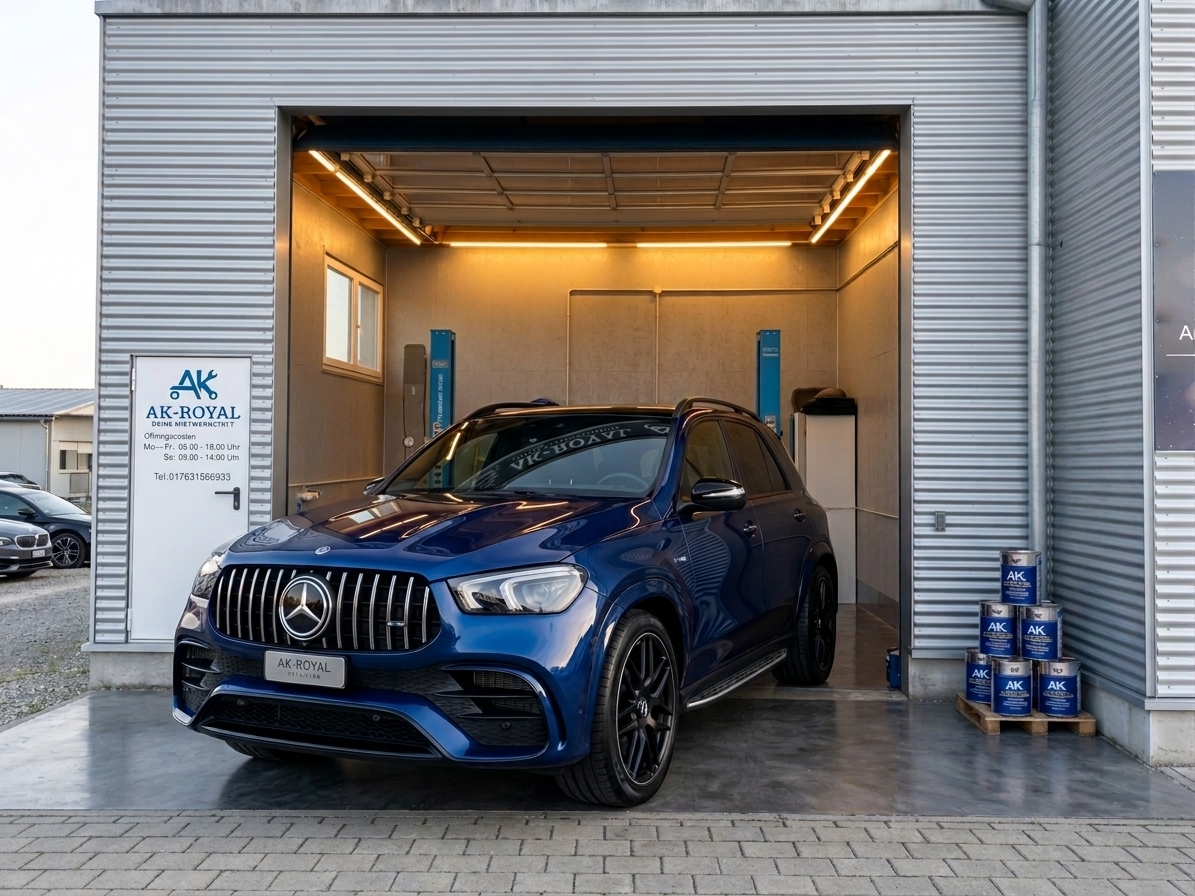 Blauer Mercedes GLE 53 AMG nach der Aufbereitung vor der Halle von AK-Royal in Überlingen